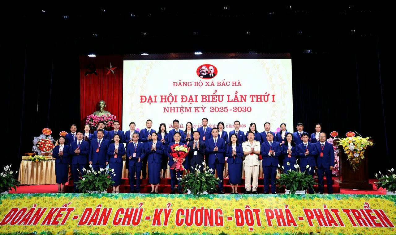 Ông Vũ Quỳnh Khánh, Phó Chủ tịch Thường trực HĐND tỉnh Lào Cai tặng hoa chúc mừng Ban Chấp hành Đảng bộ xã Bắc Hà nhiệm kỳ 2025 -2030.