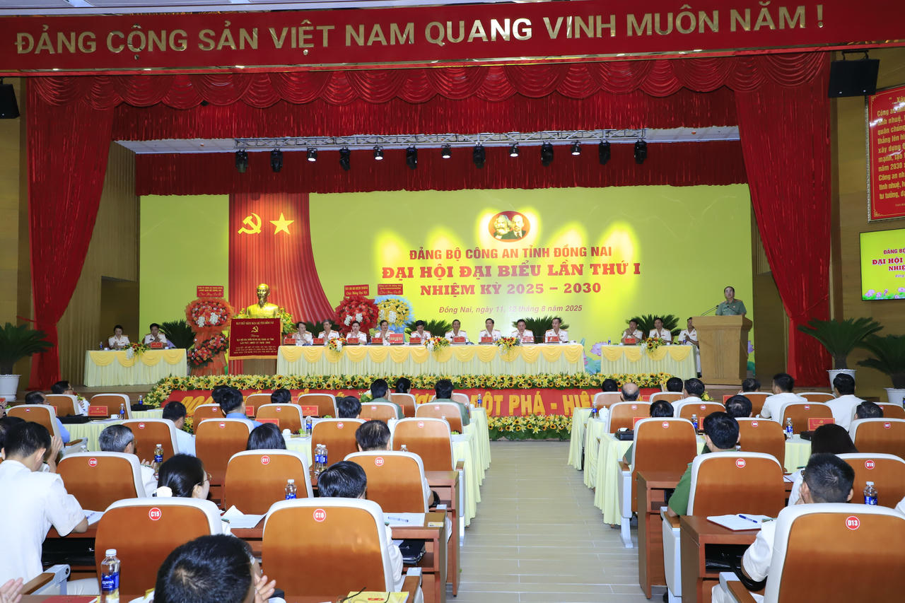 Đoàn Chủ tịch điều hành Đại hội.
