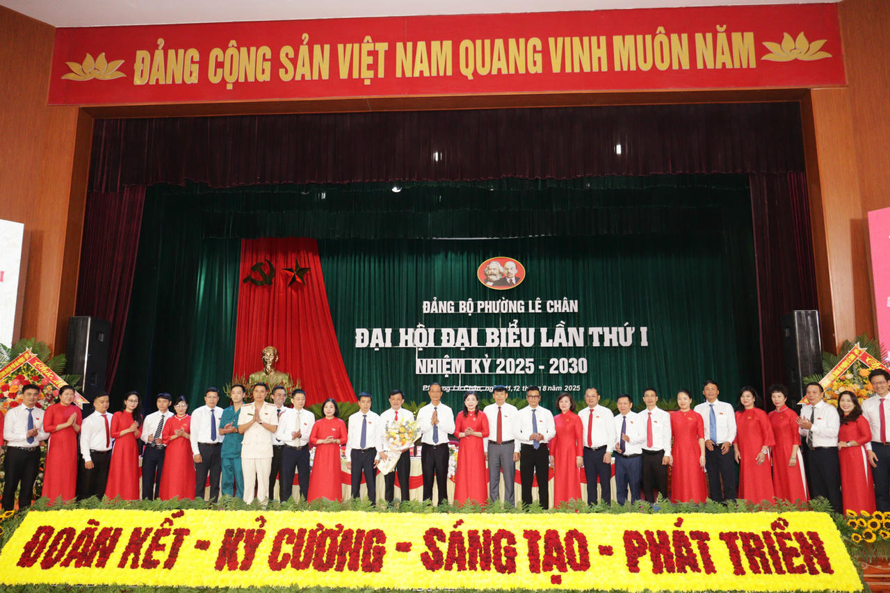 Phó Bí thư Thường trực Thành uỷ Đỗ Mạnh Hiến tặng hoa chúc mừng Ban Chấp hành Đảng bộ phường Lê Chân, nhiệm kỳ 2025 - 2030.
