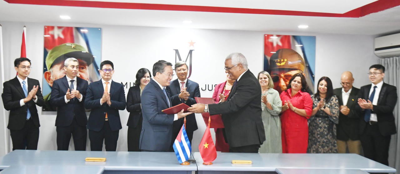 Hội đàm giữa đồng chí Nguyễn Hải Ninh, Ủy viên BCH TW Đảng, Bộ trưởng Tư pháp Việt Nam và đồng chí Cuba Oscar Manuel Silvera Martínez, Ủy viên BCH TW Đảng, Bộ trưởng Tư pháp Cuba.