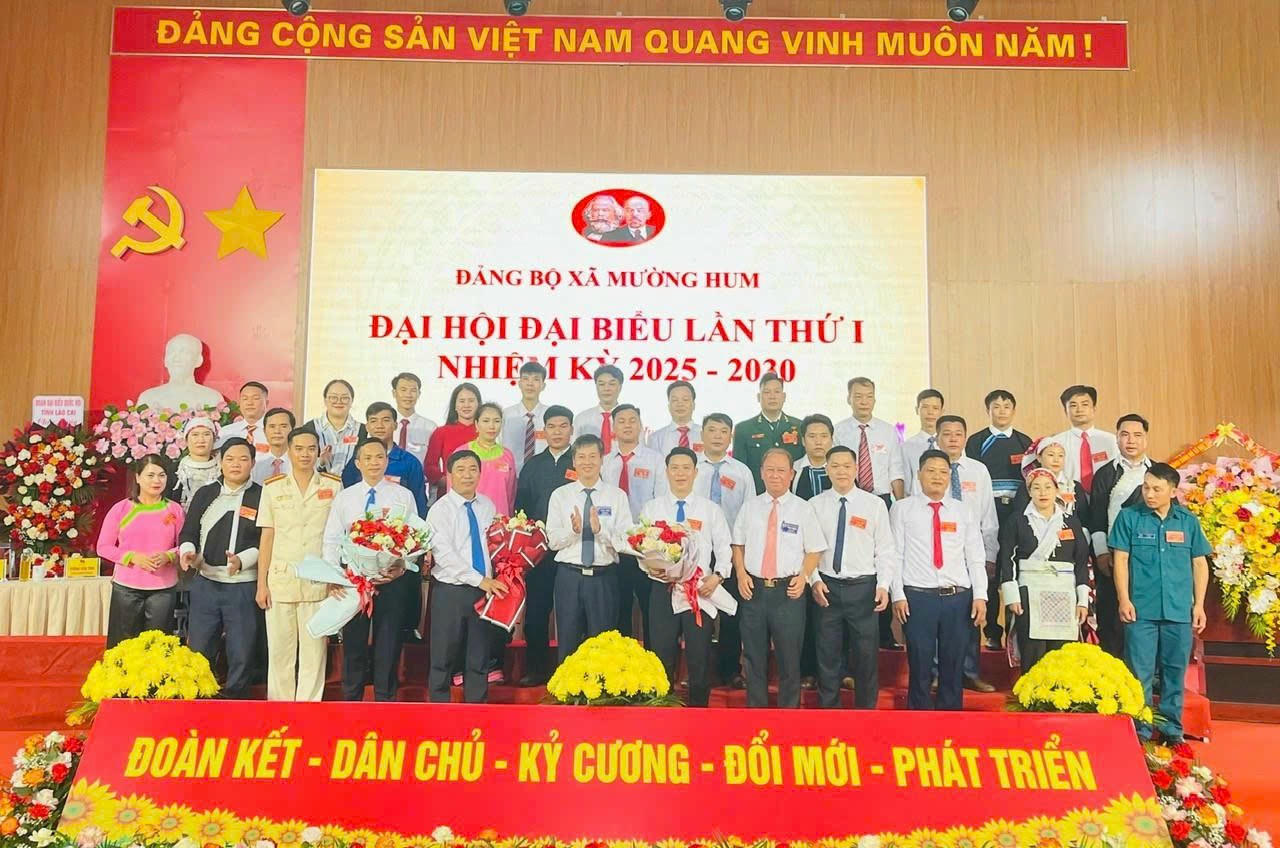 Phó chủ tịch UBND tỉnh Lào Cai Ngô Hạnh Phúc tặng hoa chúc mừng Ban Chấp hành Đảng bộ xã Mường Hum nhiệm kỳ 2025 - 2030