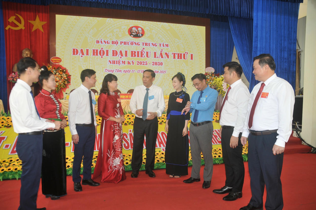 Phó Bí thư Thường trực tỉnh uỷ Lào Cai Hoàng Giang trò chuyện cùng các Đại biểu