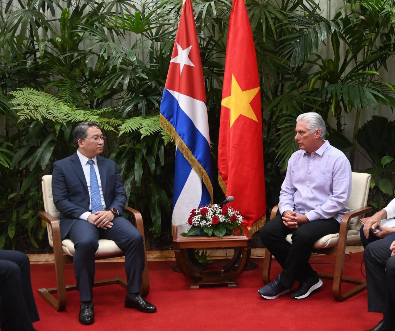 Đồng chí Nguyễn Hải Ninh và Đoàn công tác tiếp kiến đồng chí Miguel Mario Díaz-Canel Bermúdez, Bí thư thứ nhất Đảng Cộng sản, Chủ tịch nước Cộng hòa Cuba.