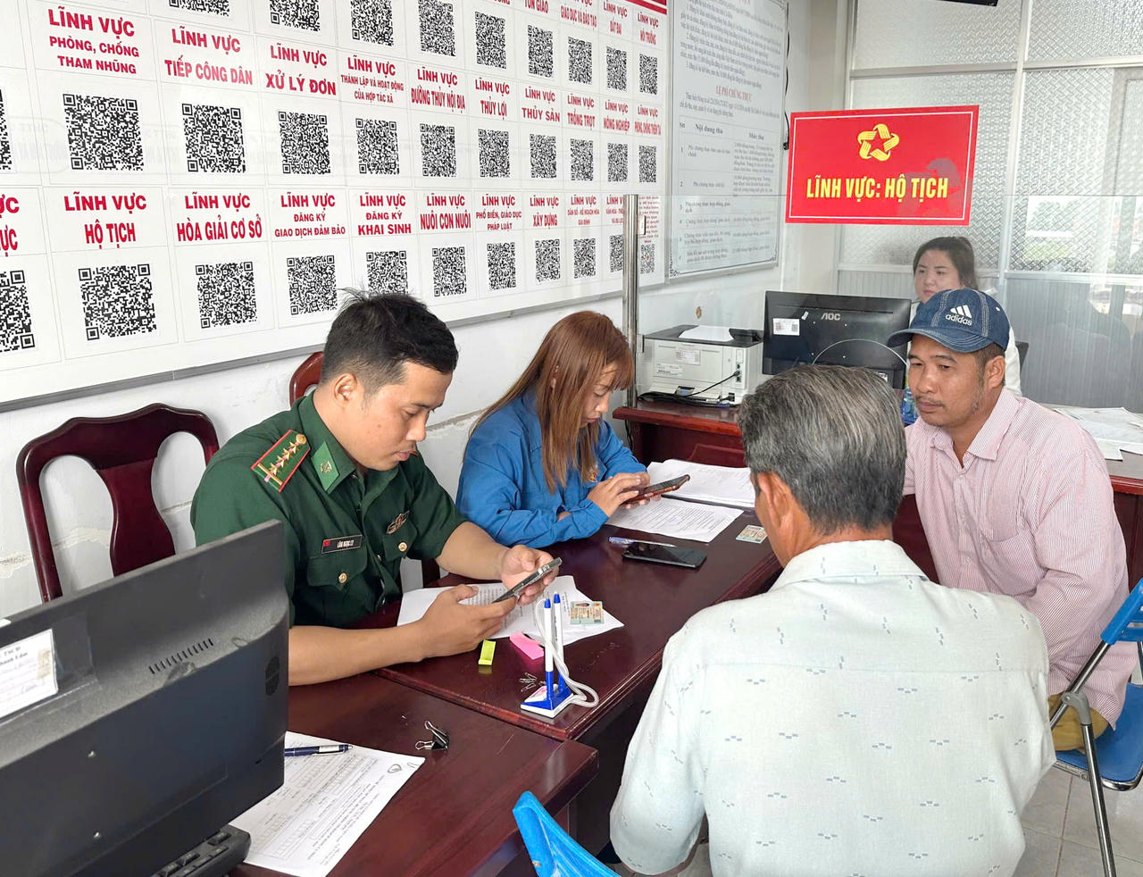 Tuổi trẻ Bộ đội Biên phòng (BĐBP) tỉnh Cà Mau phối hợp, hỗ trợ người dân cài đặt ứng dụng và sử dụng dịch vụ công trực tuyến.