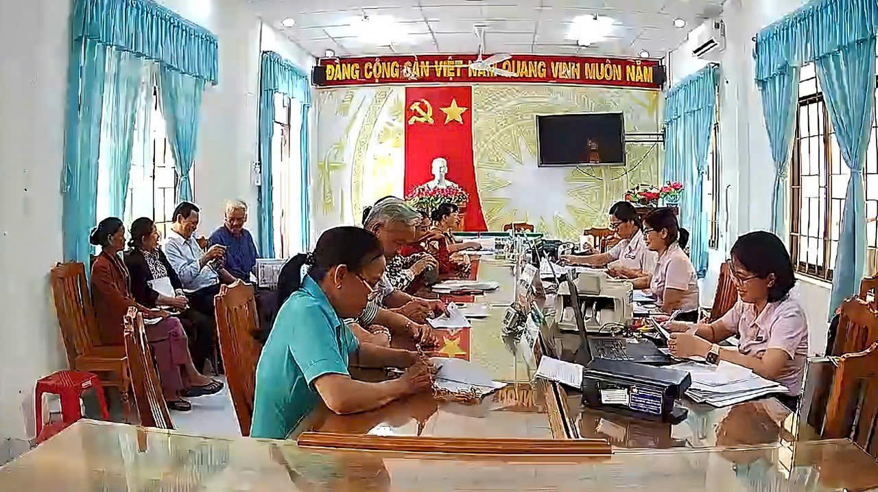 Các điểm giao dịch thuộc NHCSXH Hoài Nhơn tích cực phục vụ nhân dân vay vốn chính sách những ngày đầu sáp nhập tỉnh, mở rộng cấp xã phường.