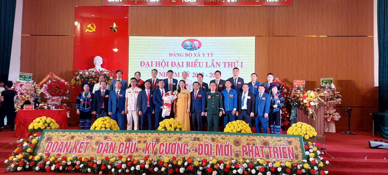 Ban Chấp hành Đảng bộ xã Ý Tý nhiệm kỳ 2025 -2030 ra mắt Đại hội