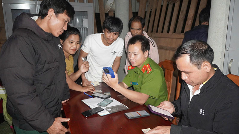 Tu Mơ Rông phát động “bình dân học vụ" giúp đồng bào Xơ Đăng làm chủ kỹ năng số