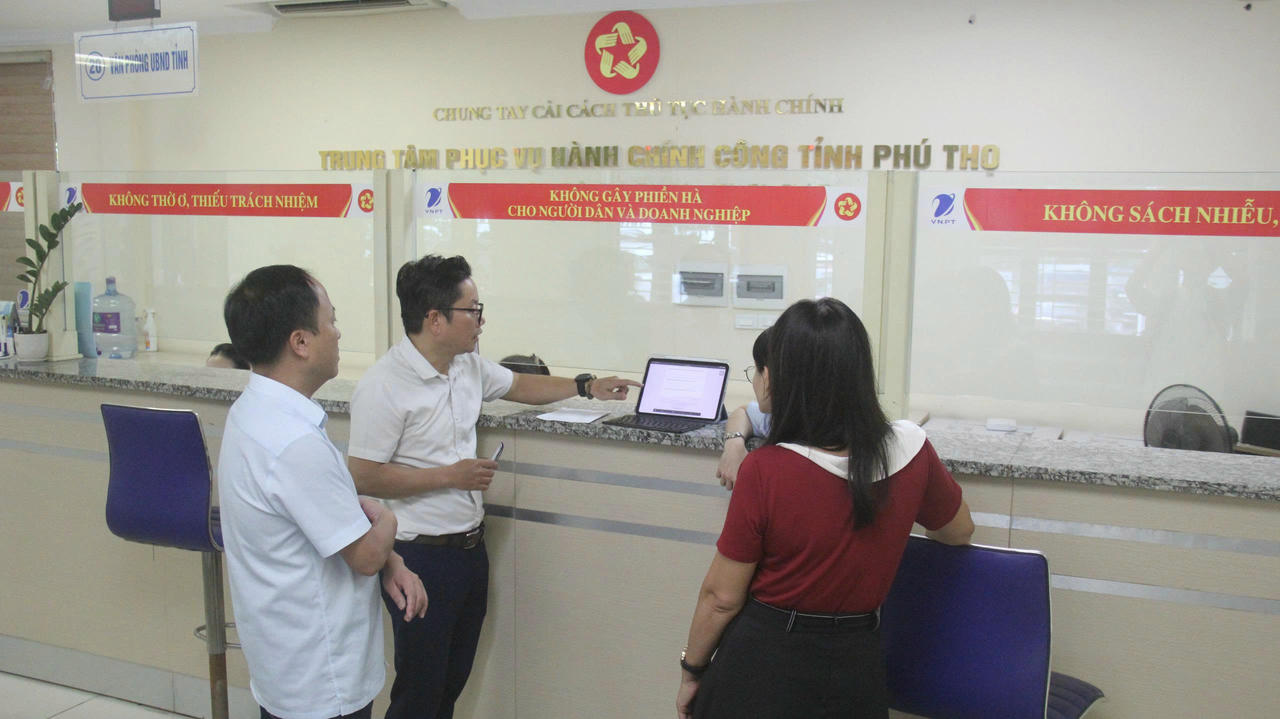 Ông Ngô Minh Phước, Phó Giám đốc Trung tâm Công nghệ thông tin, Bộ KH&CN trao đổi với cán bộ tại Trung tâm phục vụ hành chính công tỉnh Phú Thọ (Ảnh: Bộ KH&CN)