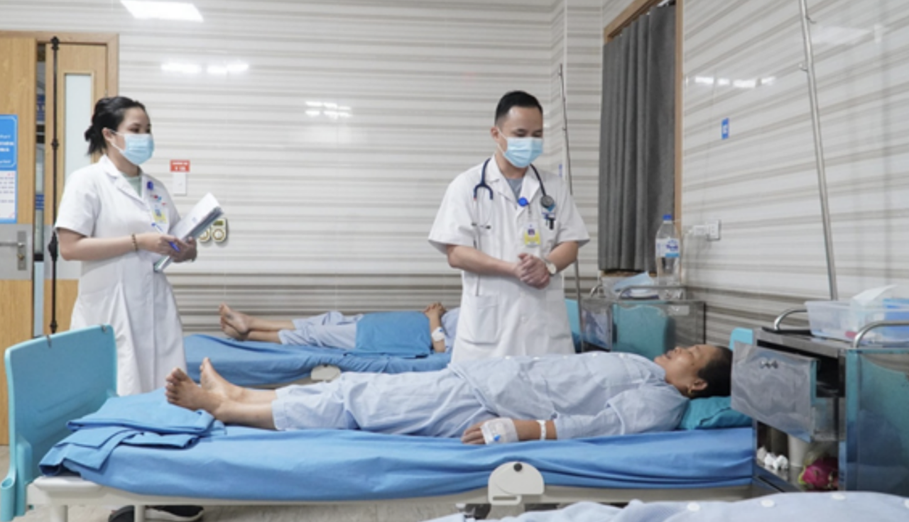Các bác sĩ đang thăm khám tại Bệnh viện Đa khoa Hùng Vương (Phú Thọ). 
(Ảnh: PV)