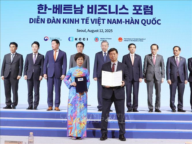 Tổng giám đốc TTXVN Vũ Việt Trang và ông Hwang Dae-il, Chủ tịch Hãng thông tấn Yonhap trao Thoả thuận hợp tác nghiệp vụ trong giai đoạn mới. Ảnh: Thống Nhất/TTXVN
