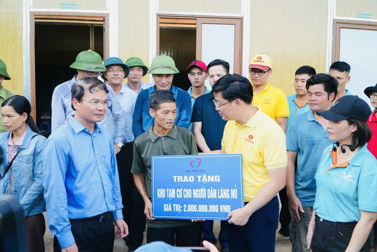 Đại diện Quỹ Thiện Tâm trao biển tượng trưng tặng khu nhà tạm ổn định cuộc sống cho bà con làng Nủ sau thảm họa do bão Yagi năm 2024