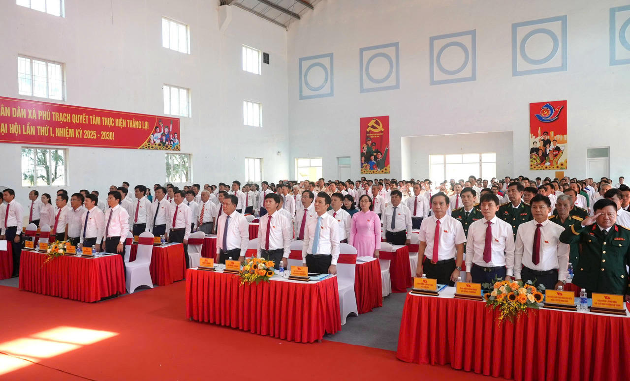 Đại biểu thực hiện nghi thức chào cờ tại Đại hội.