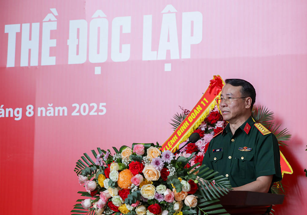 Đại tá Lê Vũ Huy phát biểu khai mạc triển lãm.