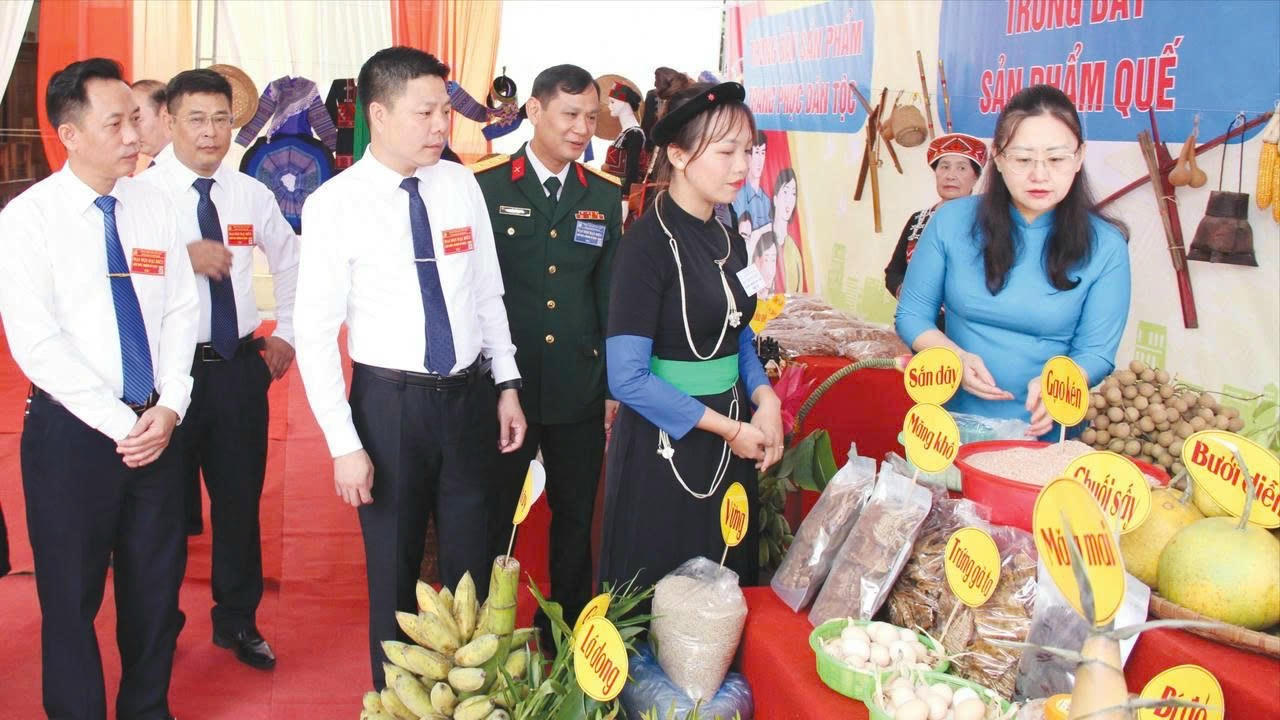 Các đại biểu tham quan tham các gian hàng nông sản của địa phương tại Đại hội.