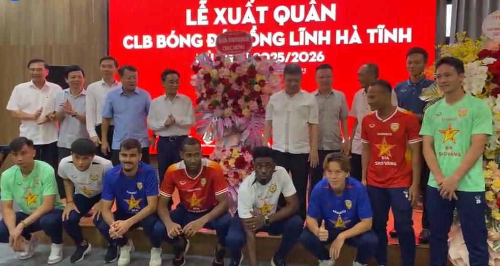 Lãnh đạo tỉnh Hà Tĩnh tặng hoa chúc mừng đội bóng tại lễ xuất quân. Ảnh: CTV
