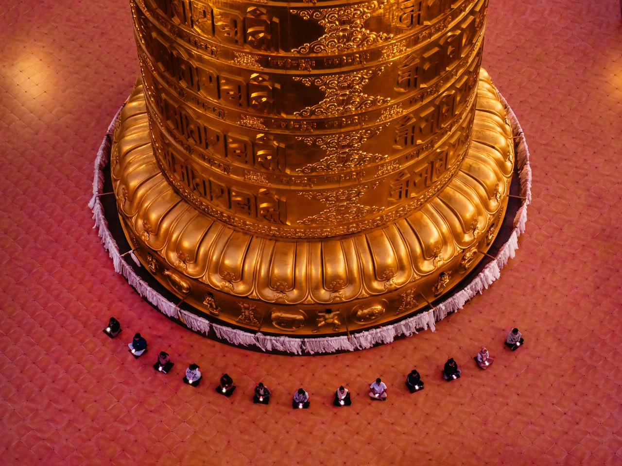 Du khách trải nghiệm giây phút quay về với thiên nhiên dưới chân Đại Bảo tháp Kinh luân.