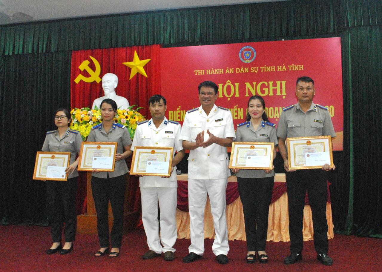 Lãnh đạo THADS Hà khen thưởng cho các tập thể, cá nhân có thành tích xuất sắc trong đợt thi đua cao điểm kỷ niệm 79 năm Ngày truyền thống THADS (19/7/1946 - 19/7/2025). Ảnh: PV