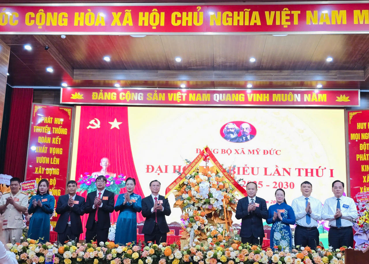 Trung tướng Nguyễn Thanh Tùng -  Uỷ viên Ban Thường vụ Thành uỷ, Giám đốc Công an TP Hà Nội tặng hoa chúc mừng Đại hội.