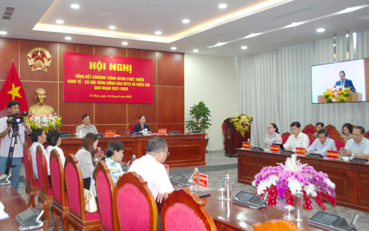 Ông Phạm Thành Ngại - Phó Bí thư Tỉnh ủy, Chủ tịch UBND tỉnh và bà Nguyễn Thu Tư - Giám đốc Sở Dân tộc và Tôn giáo tỉnh dự Hội nghị trực tuyến toàn quốc tổng kết Chương trình MTQG phát triển kinh tế - xã hội vùng DTTS và miền núi giai đoạn 2021 - 2030, giai đoạn I: từ năm 2021 đến năm 2025, tại điểm cầu UBND tỉnh Cà Mau, ngày 13/8.