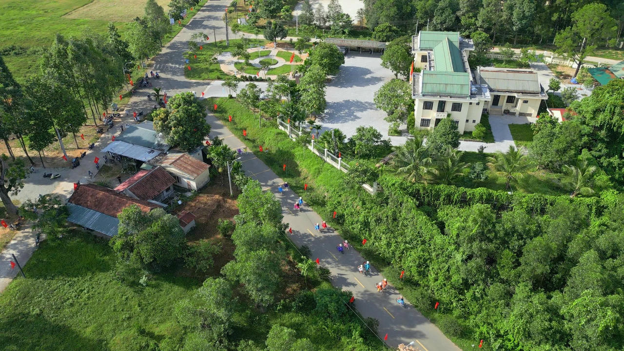 Xã Bình Điền được thành lập trên cơ sở sáp nhập 3 xã: Hương Bình, Bình Tiến, Bình Thành với diện tích 266,84 km2, dân số hơn 15 nghìn người.