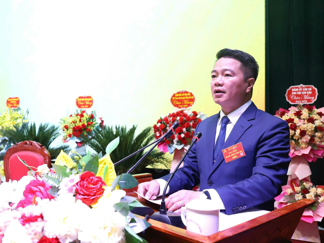 Ông Vũ Xuân Thuỷ, Chủ tịch UBND xã Văn Bàn báo cáo tại Đại hội.