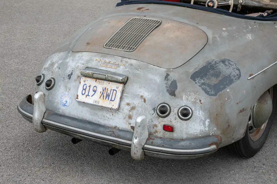 Porsche 1950s rỉ sét nằm trong chuồng suốt hơn 60 năm, dự kiến bán gần 12,5 tỷ đồng. (Ảnh: BNPS)