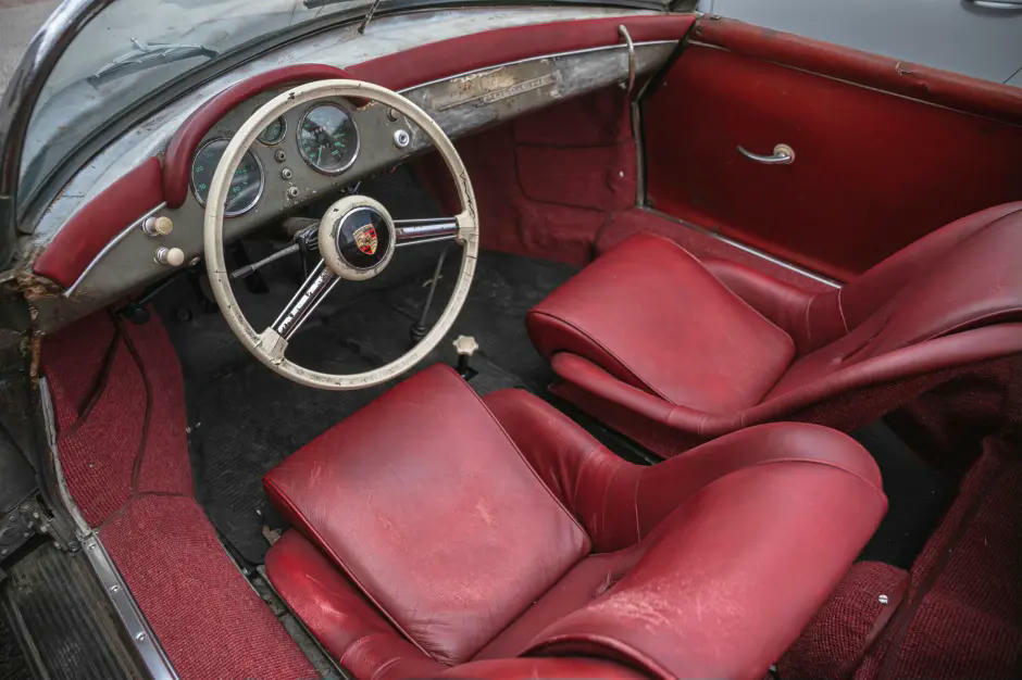 Porsche 1950s rỉ sét nằm trong chuồng suốt hơn 60 năm, dự kiến bán gần 12,5 tỷ đồng (Ảnh: BNPS)