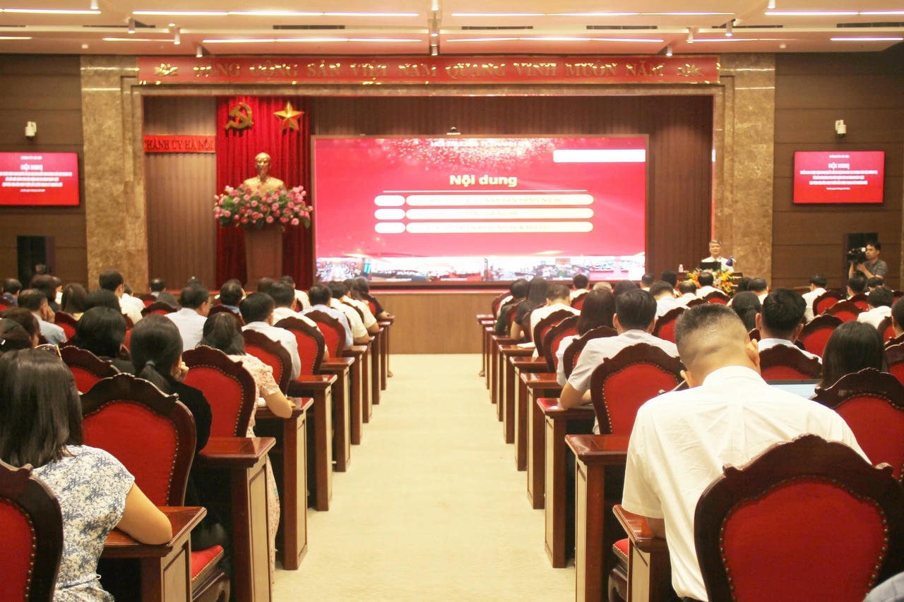 Hội nghị được tổ chức trực tiếp kết hợp trực tuyến.