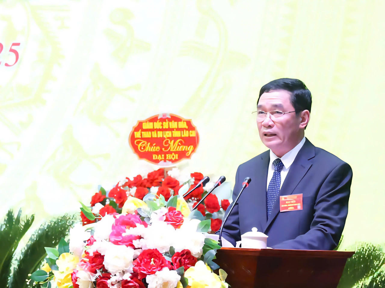 Ông Nguyễn Anh Chuyên, Bí thư Đảng uỷ xã Văn Bàn phát biểu khai mạc Đại hội.