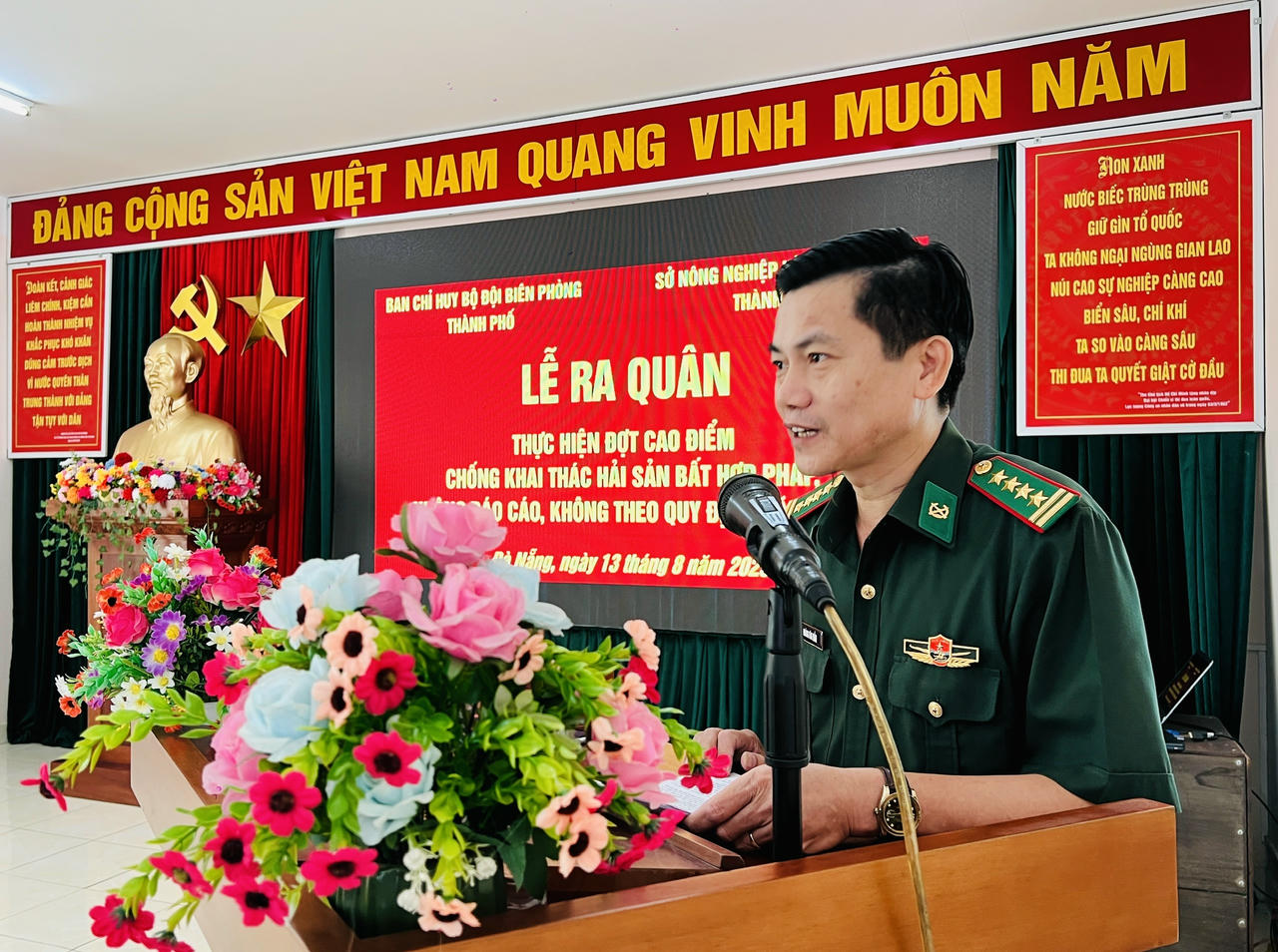 Đại tá Hoàng Văn Mẫn - Chính ủy Bộ đội biên phòng TP Đà Nẵng phát biểu tại lễ ra quân. 