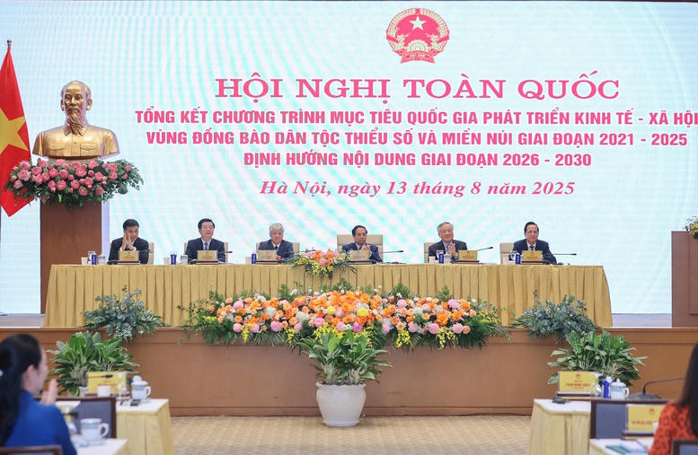 Thủ tướng Chính phủ Phạm Minh Chính chủ trì Hội nghị toàn quốc tổng kết Chương trình mục tiêu quốc gia phát triển kinh tế - xã hội vùng đồng bào dân tộc thiểu số và miền núi giai đoạn 2021-2025 và định hướng nội dung giai đoạn 2026-2030 - Ảnh: VGP/Nhật Bắc
