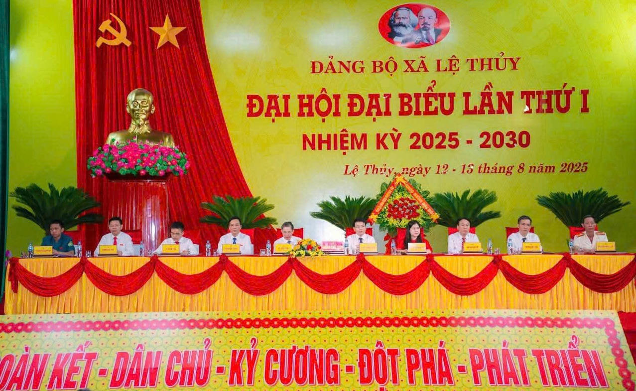 Đoàn Chủ tịch điều hành Đại hội.