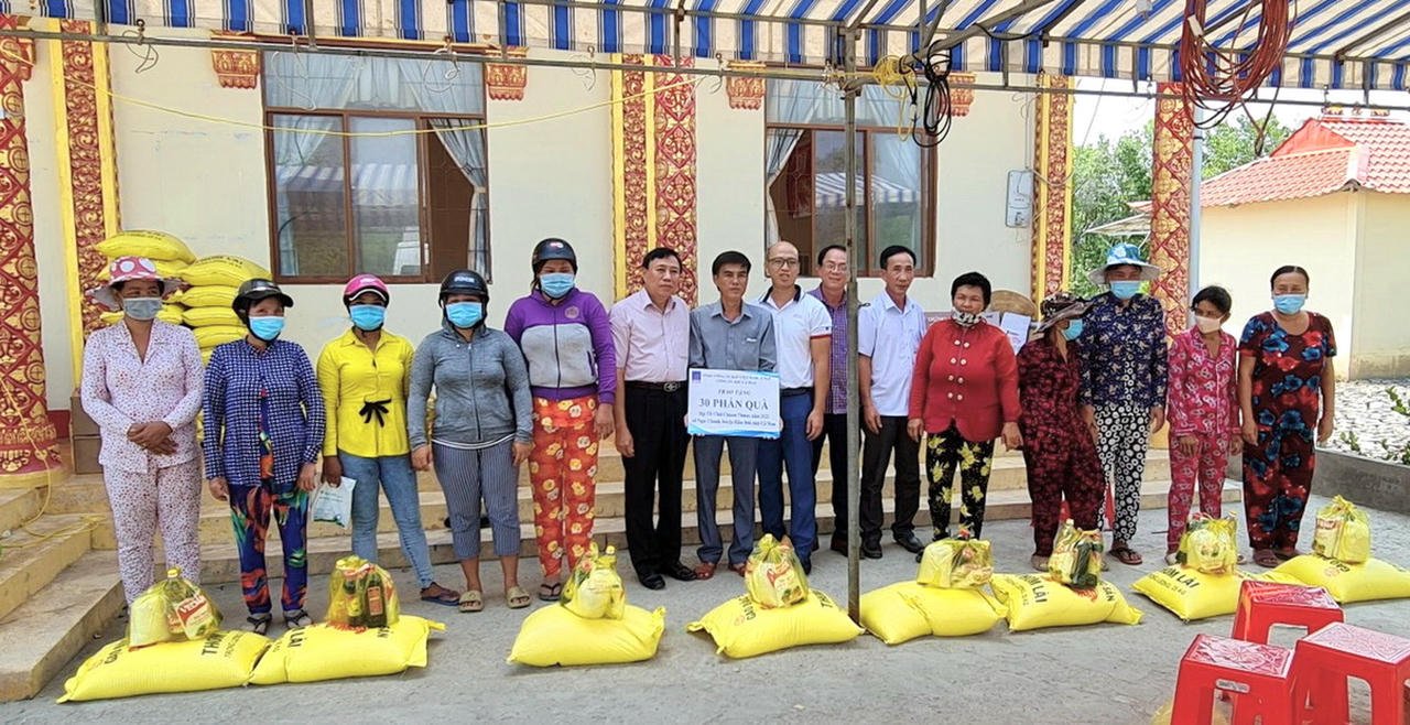Đại diện Sở Dân tộc và Tôn giáo tỉnh Cà Mau tặng quà cho đồng bào dân tộc trên địa bàn xã Ngọc Chánh cũ - nay là xã Thanh Tùng.