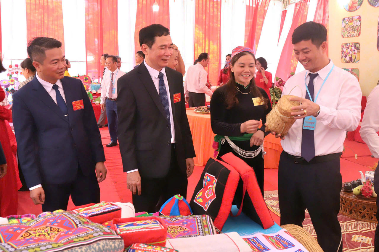 Các đại biểu tham quan không gian trưng bày sản phẩm địa phương.
