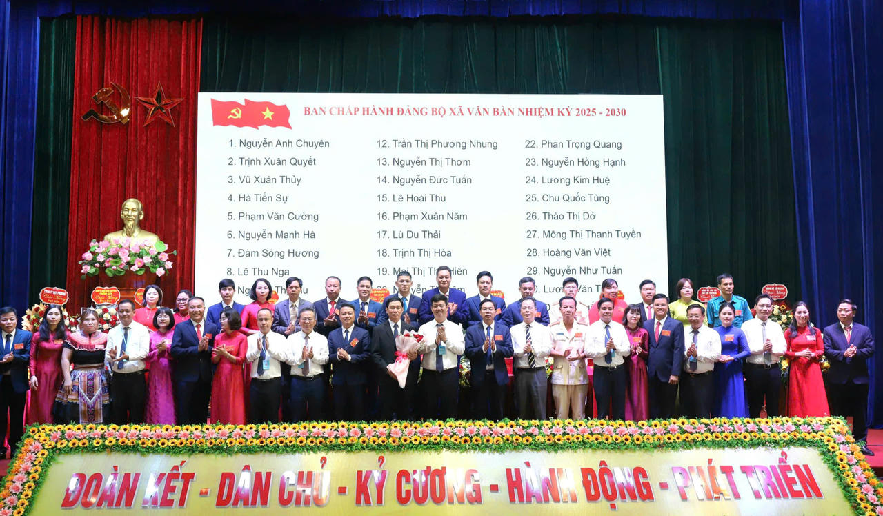 Ban Chấp hành Đảng bộ xã Văn Bàn nhiệm kỳ 2025 - 2030 ra mắt Đại hội.