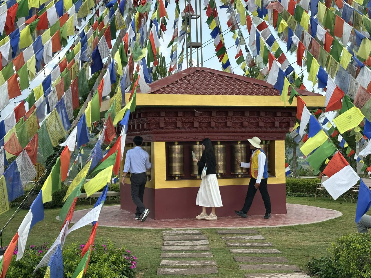 Du khách trải nghiệm quay Bảo tháp Kinh luân thu nhỏ với ước nguyện bình an, may mắn.