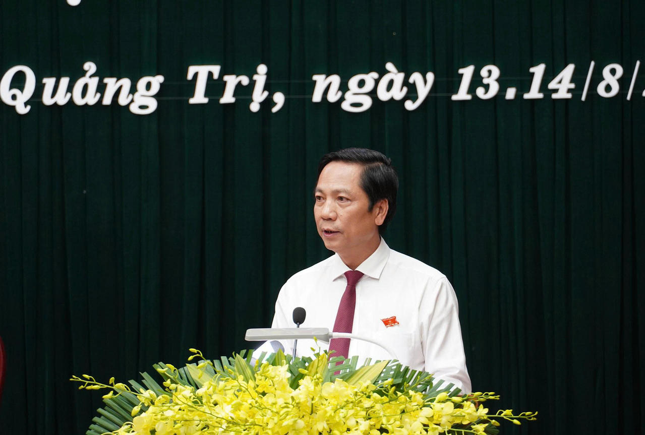 Ông Hoàng Nam, Ủy viên Ban Thường vụ Tỉnh ủy, Phó Chủ tịch Thường trực UBND tỉnh trình bày Tờ trình chung của UBND tỉnh trình kỳ họp.