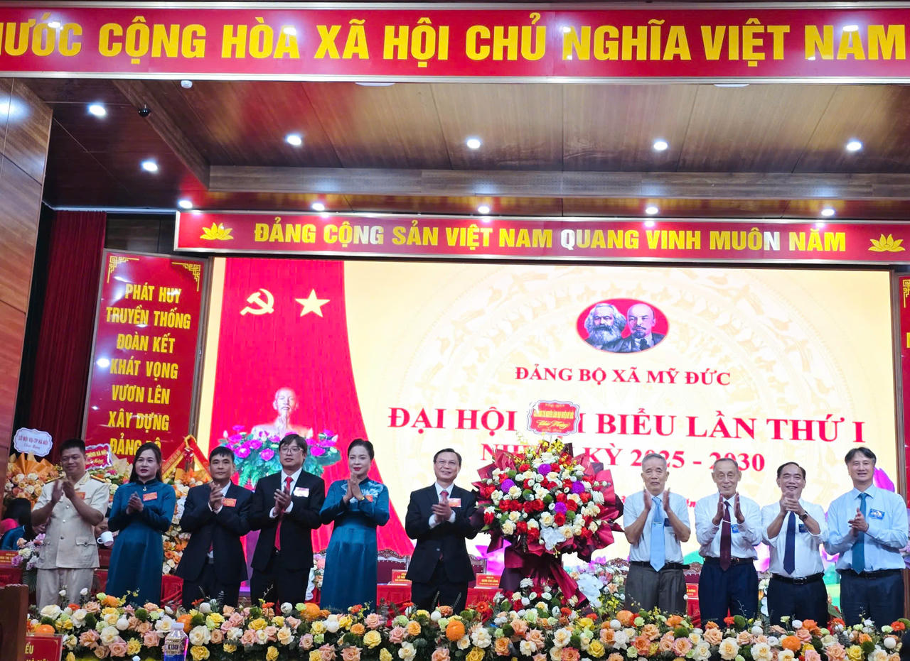 Nguyên lãnh đạo huyện Mỹ Đức tặng hoa chúc mừng Đại hội.