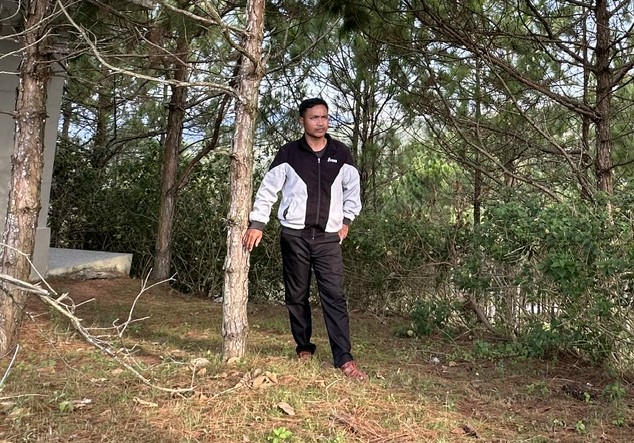 Ya Đố hạnh phúc khi được góp sức phủ xanh đồi trọc trên mảnh đất sinh ra và lớn lên.