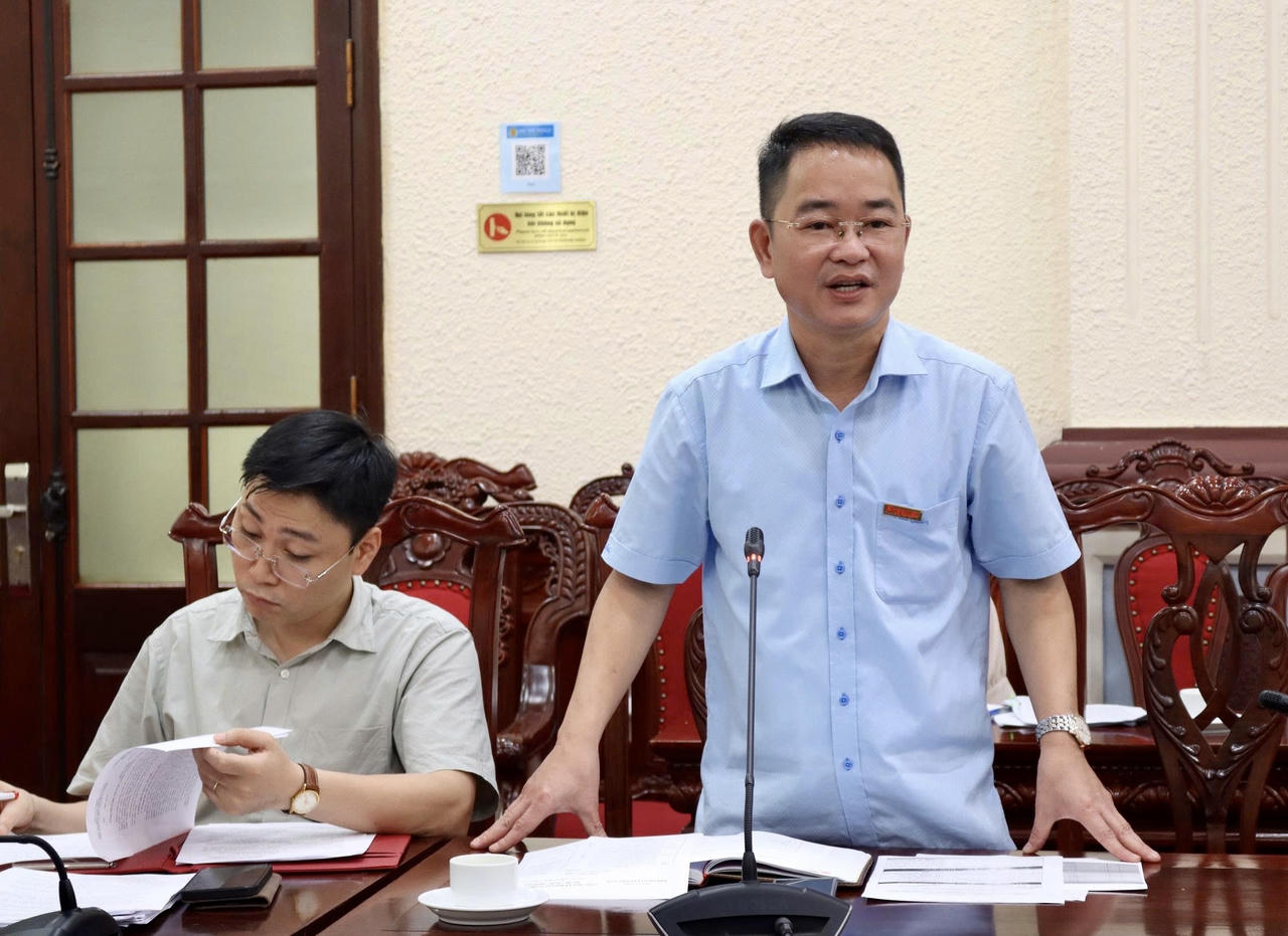 Tổng Biên tập Báo Pháp luật Việt Nam Vũ Hoài Nam báo cáo tiến độ.