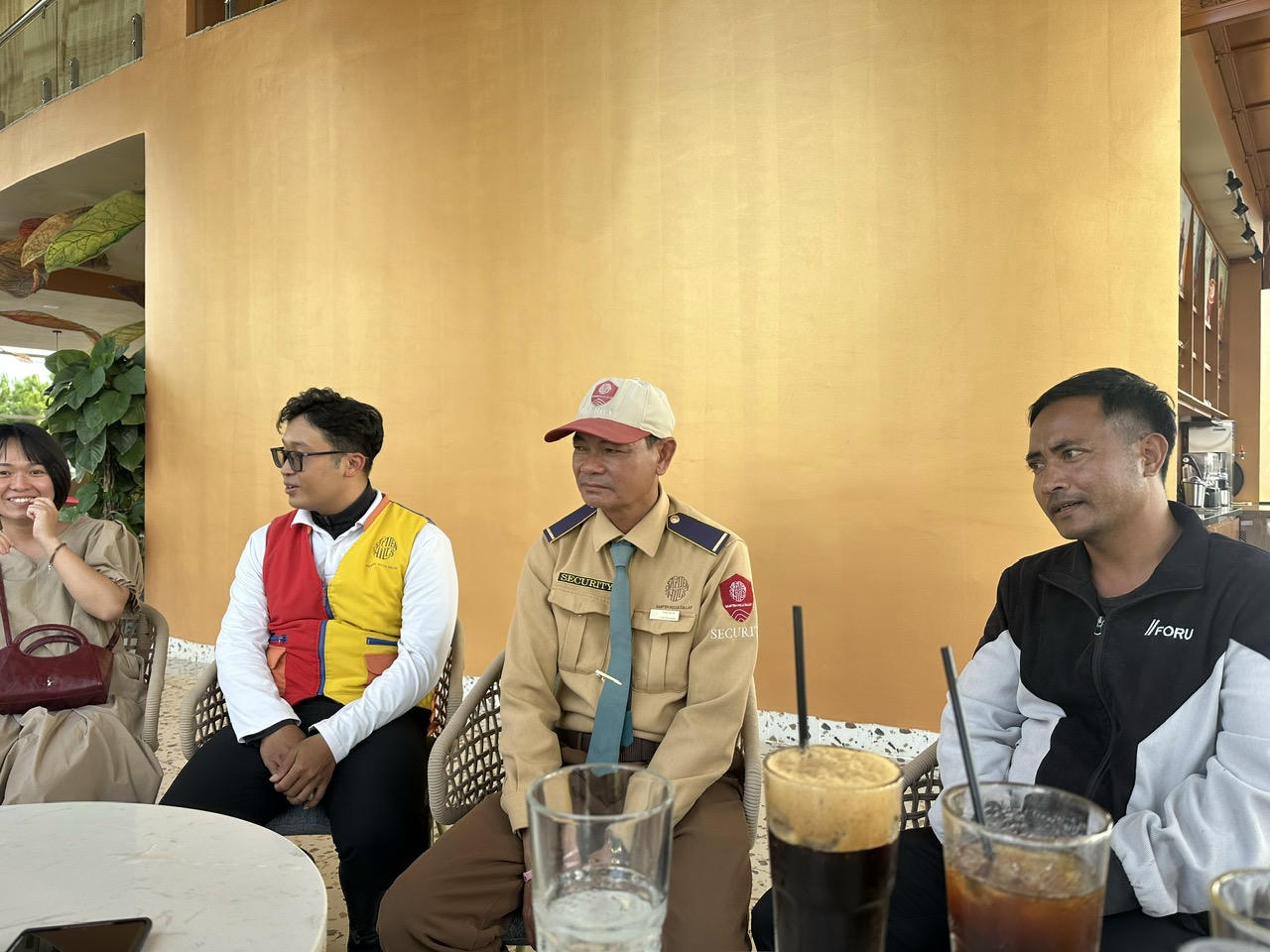 Những lao động vui vẻ chia sẻ về công việc hàng ngày tại khu du lịch Samten Hills Đà Lạt.