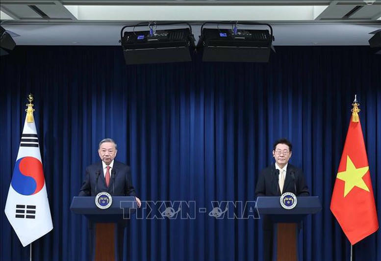Tổng Bí thư Tô Lâm và Tổng thống Hàn Quốc Lee Jae Myung gặp gỡ báo chí - Ảnh: TTXVN
