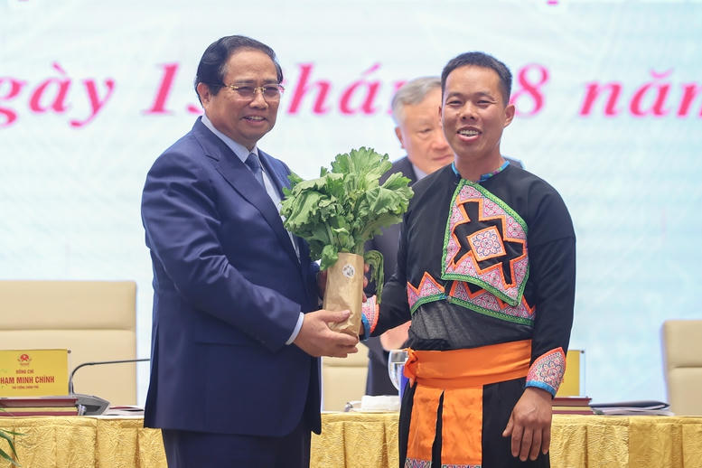 Đại biểu Vừ A Ly (xã Vân Hồ, Sơn La) tặng Thủ tướng sản phẩm rau xanh do công ty sản xuất - Ảnh: VGP/Nhật Bắc