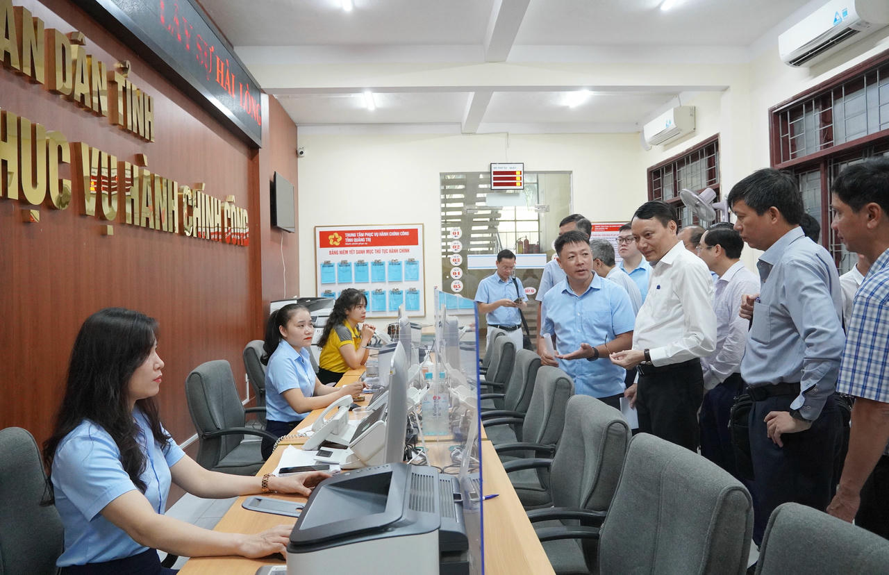 Phó Chủ tịch Ủy ban Tiêu chuẩn Đo lường chất lượng Quốc gia Trần Hậu Ngọc khảo sát tại Trung tâm Phục vụ hành chính công tỉnh.