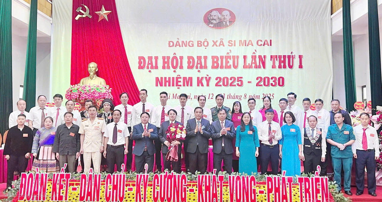 Ban Chấp hành Đảng bộ xã Si Ma Cai nhiệm kỳ 2025 - 2030 ra mắt Đại hội (Ảnh trong bài: Báo Lào Cai).