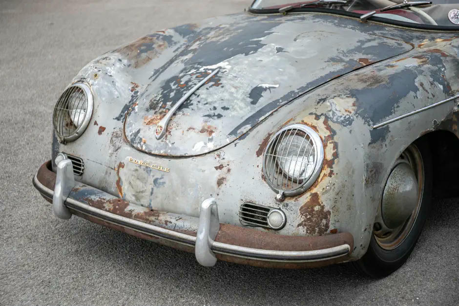 Porsche 1950s rỉ sét nằm trong chuồng suốt hơn 60 năm, dự kiến bán gần 12,5 tỷ đồng. (Ảnh: BNPS)