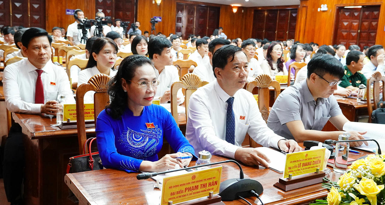 Các đại biểu tham dự kỳ họp.