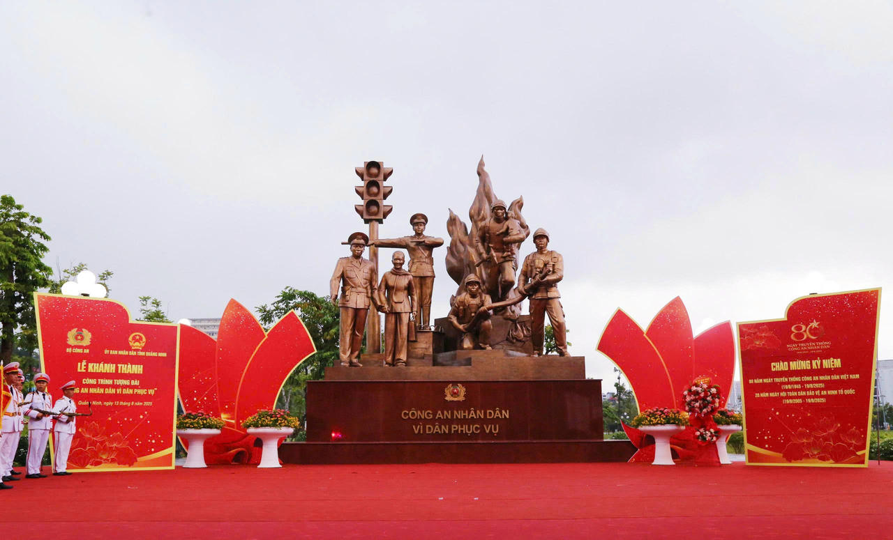 Khánh thành công trình Tượng đài 'Công an Nhân dân vì dân phục vụ'