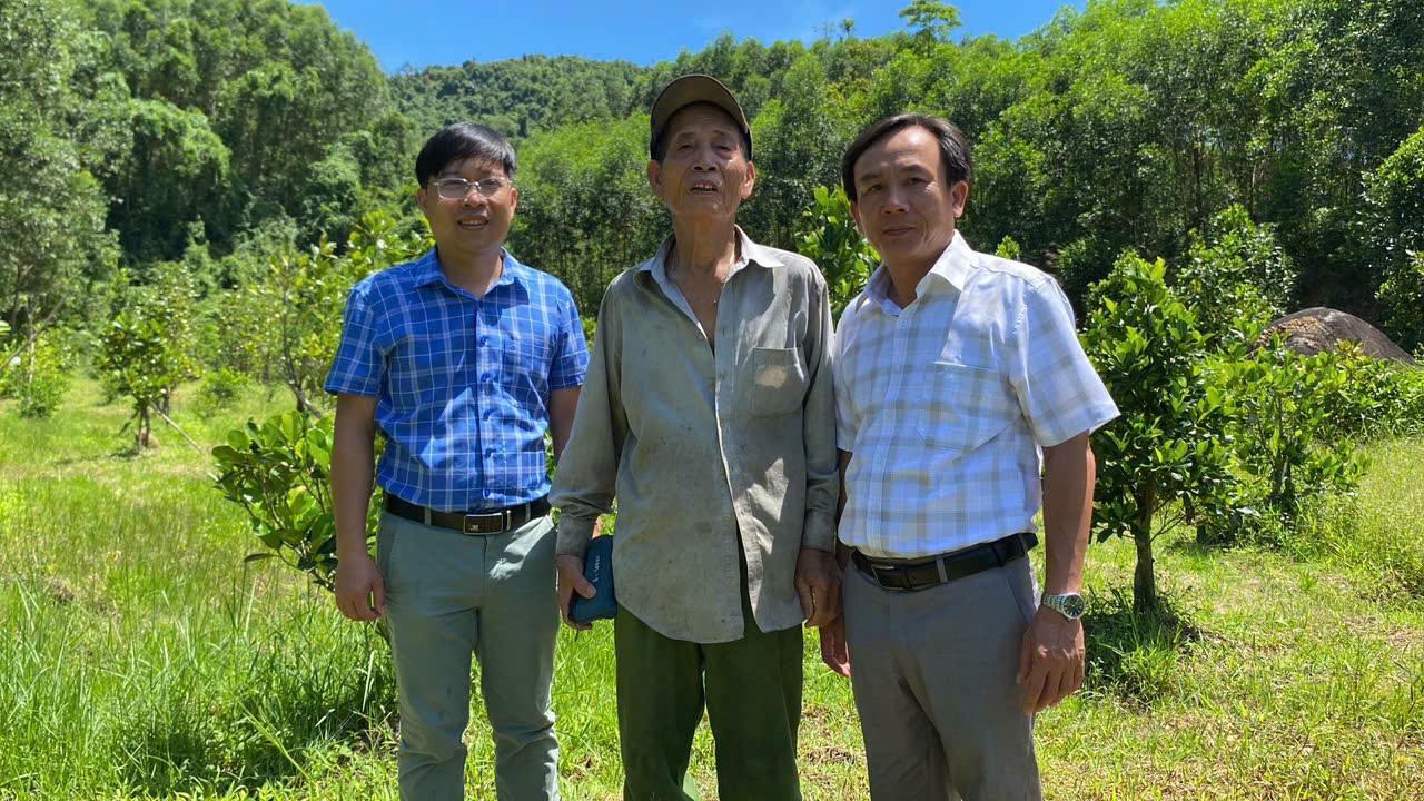 Ông Lê Nhật Minh cùng với ông Nguyễn Tiến Giang (Phó Bí thư Thường trực Đảng uỷ xã) đến thăm mô hình phát triển kinh tế vườn cây ăn trái kết hợp trồng rừng trên diện tích 30 ha của cựu chiến binh Lê Đình Sự ở thôn Tân Thọ.