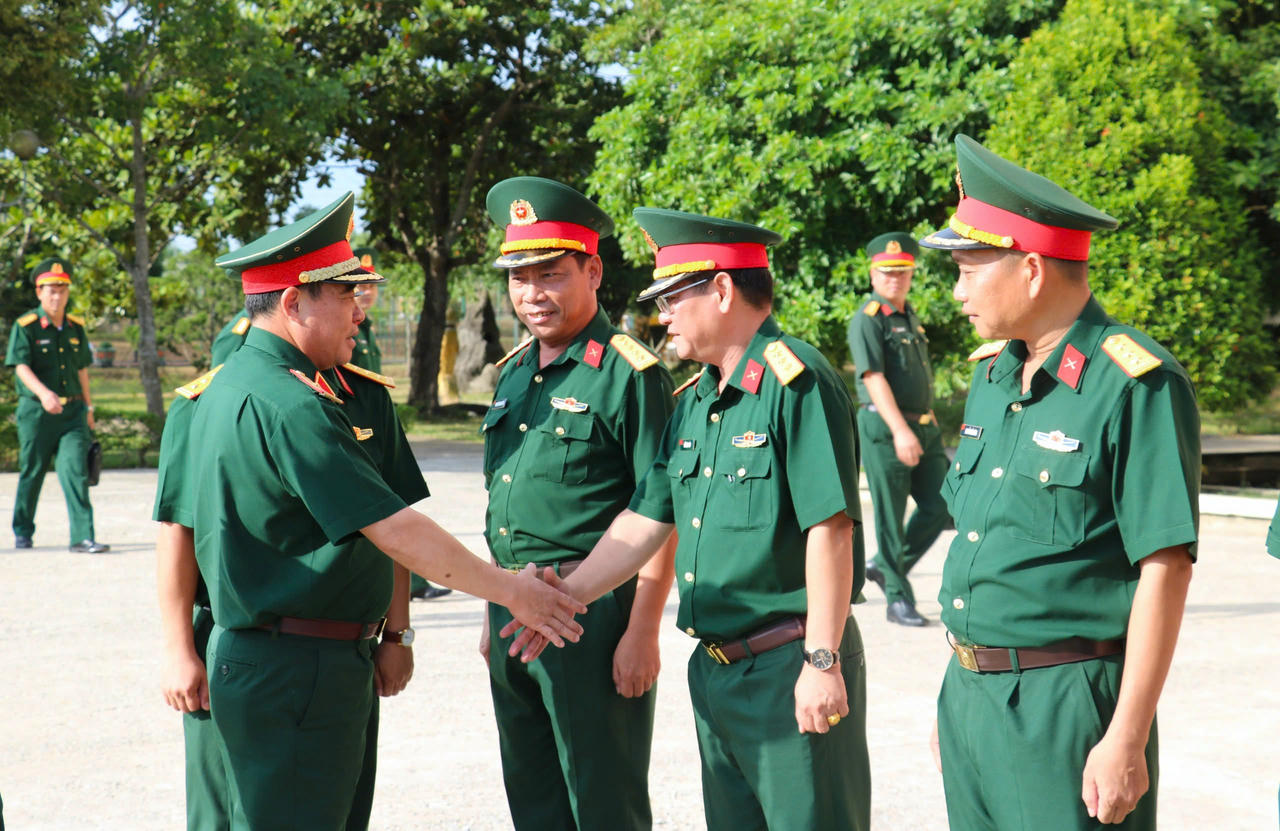 Thiếu tướng Nguyễn Bá Lực - Phó Tổng Tham mưu trưởng QĐND Việt Nam kiểm tra tại Trung đoàn 143, Sư đoàn 315.